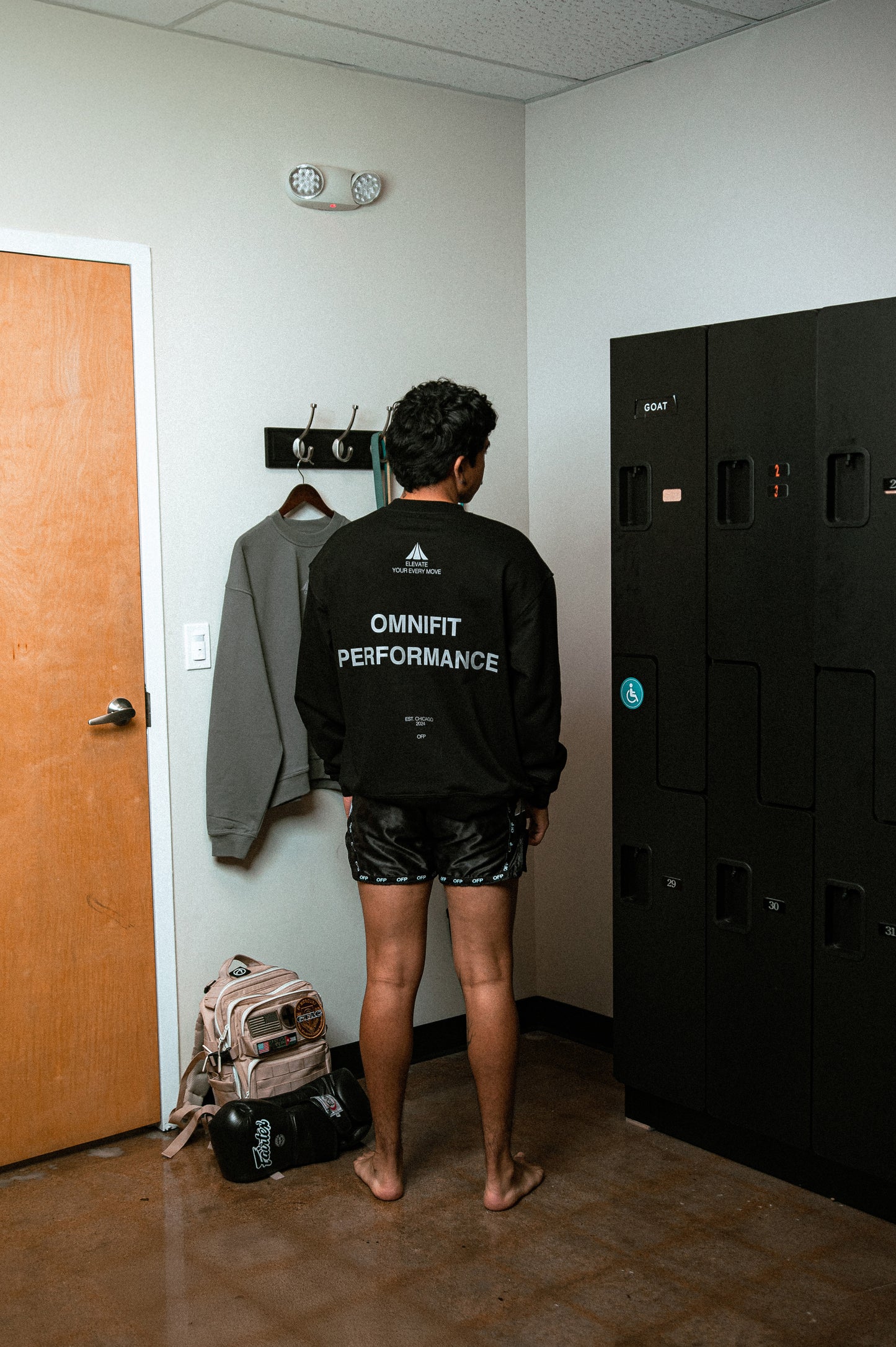 OMNIFIT PERFORMANACE SWEATSHIRT BLACK